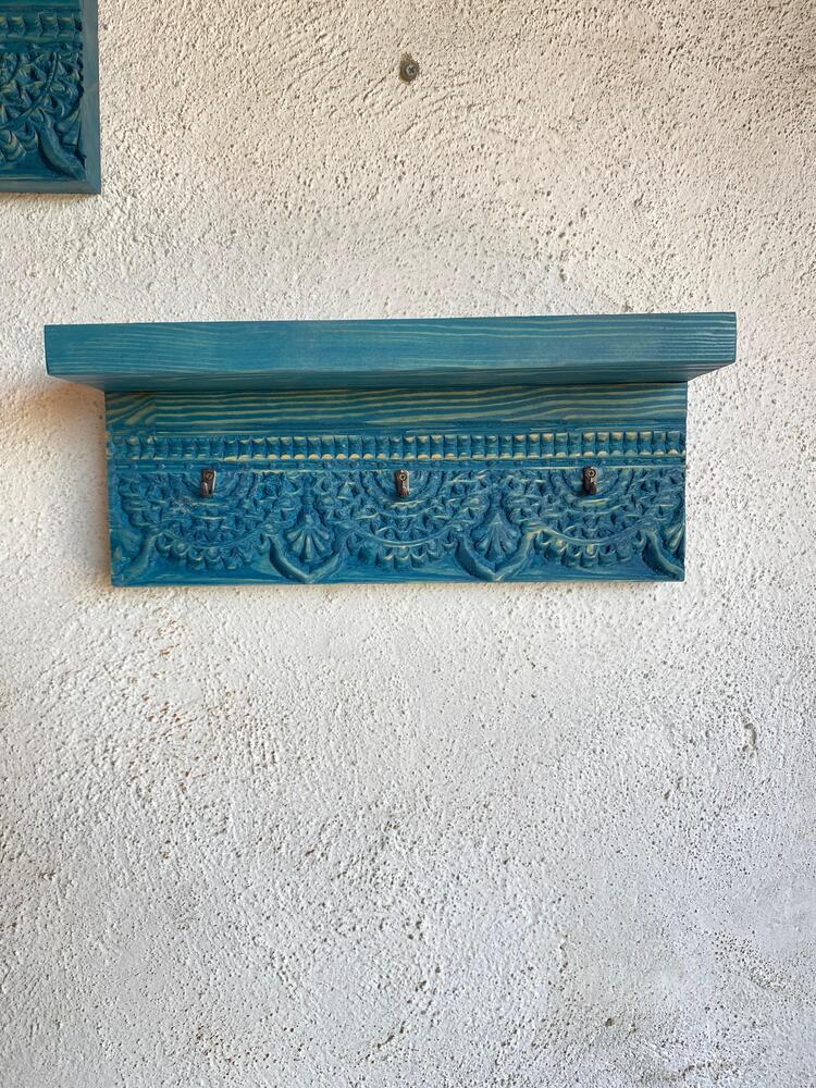 Ahşap Oyma Askılıklı Duvar Rafı