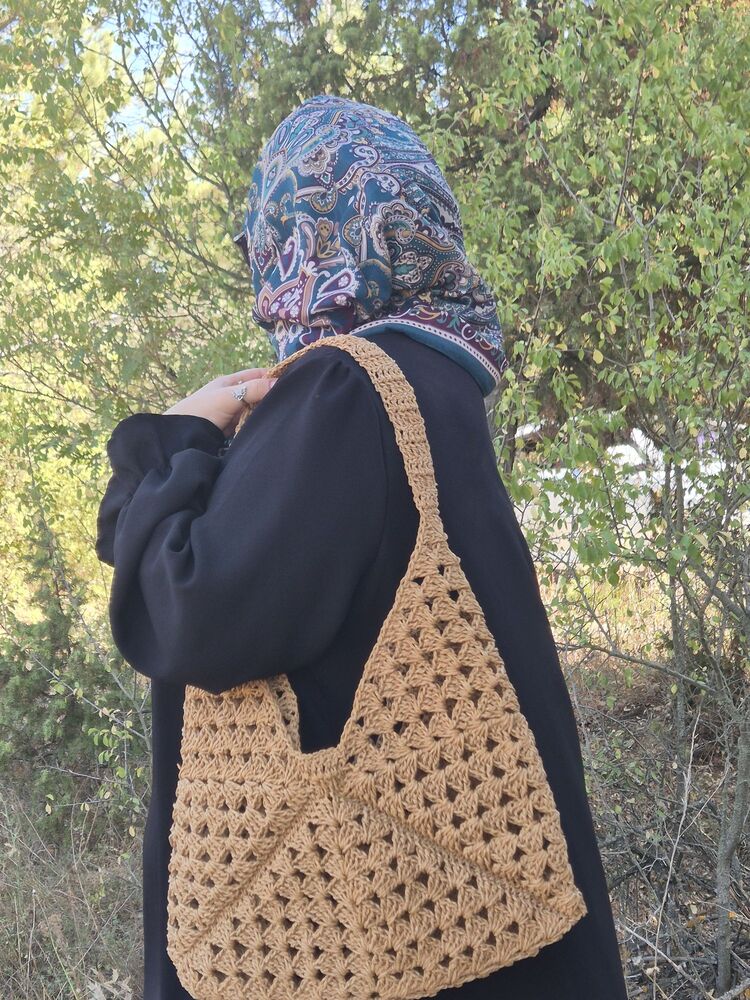 üçgen motifli hasır çanta