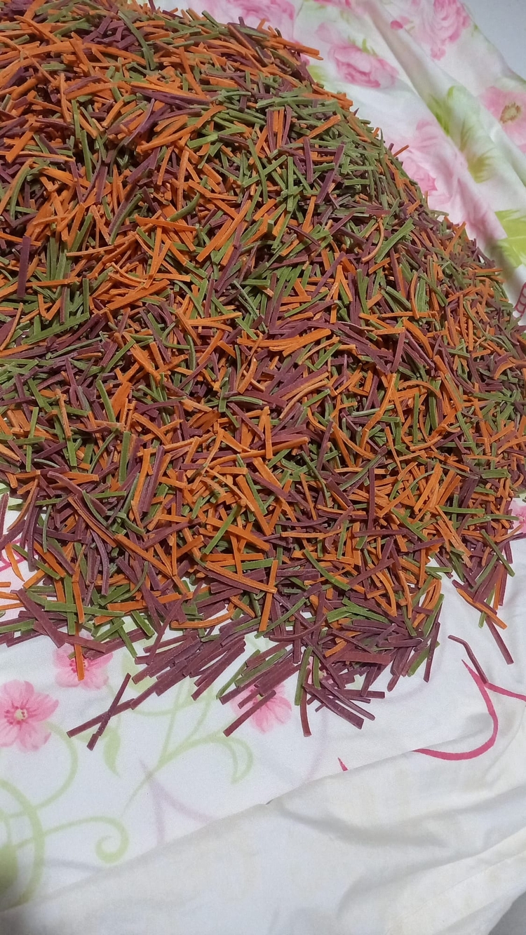 Yöresel Ev Yapımı Sebzeli Erişte 1 Kg