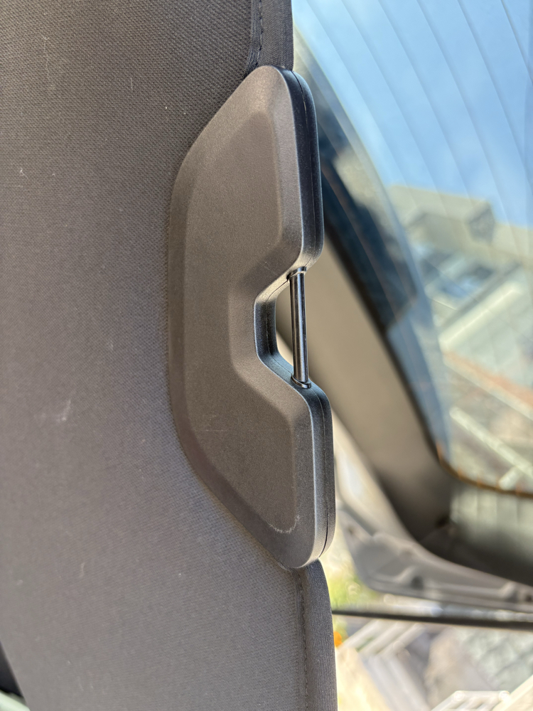 Ford Kuga bagaj perde tutucu plastik