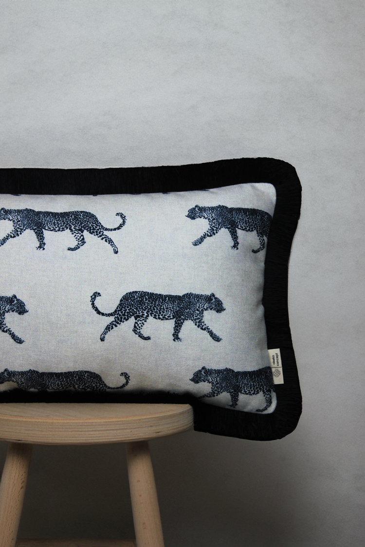 Siyah Püsküllü, Leopar Desen 30x50cm Dikdörtgen Kırlent Kılıfı