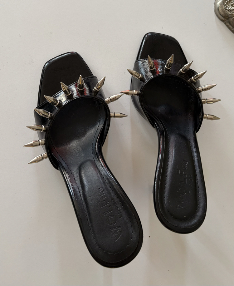 Zımbalı ince topuklu terlik
