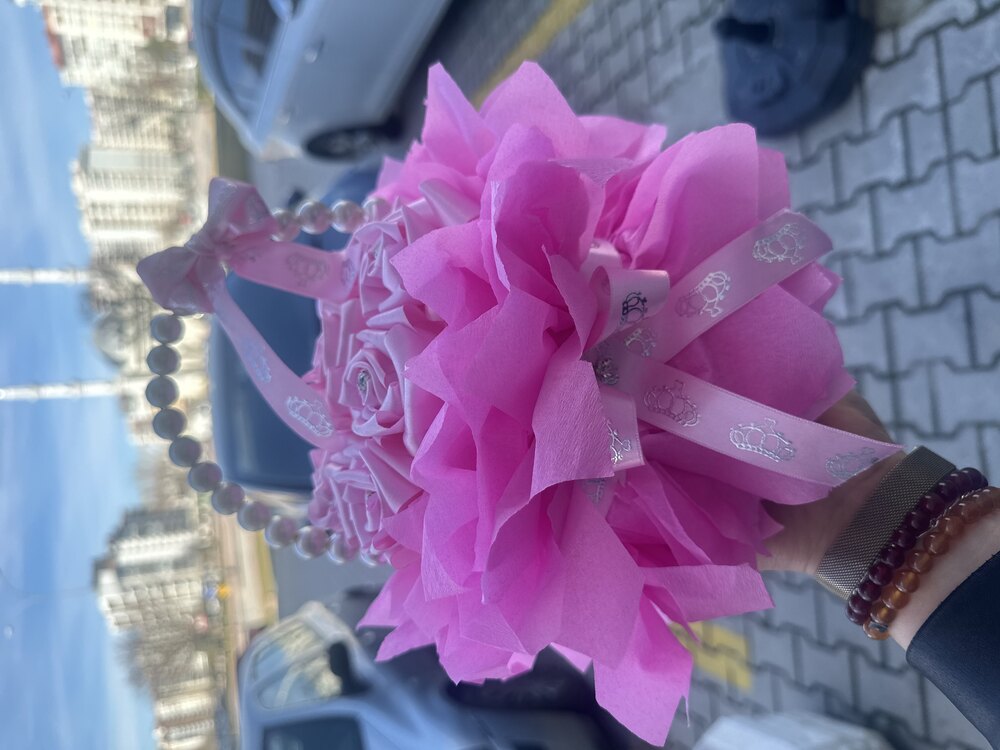 Pembe yapay gül sepeti