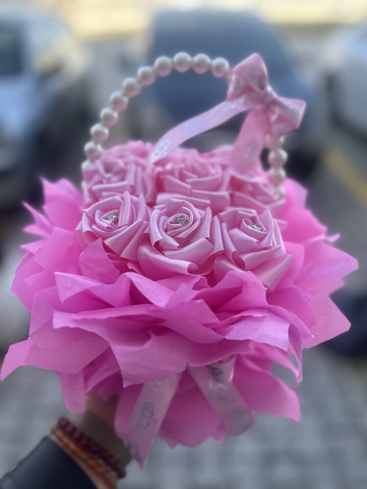 Pembe yapay gül sepeti
