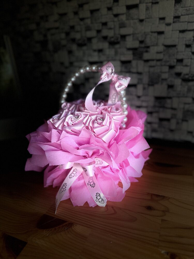 Pembe yapay gül sepeti