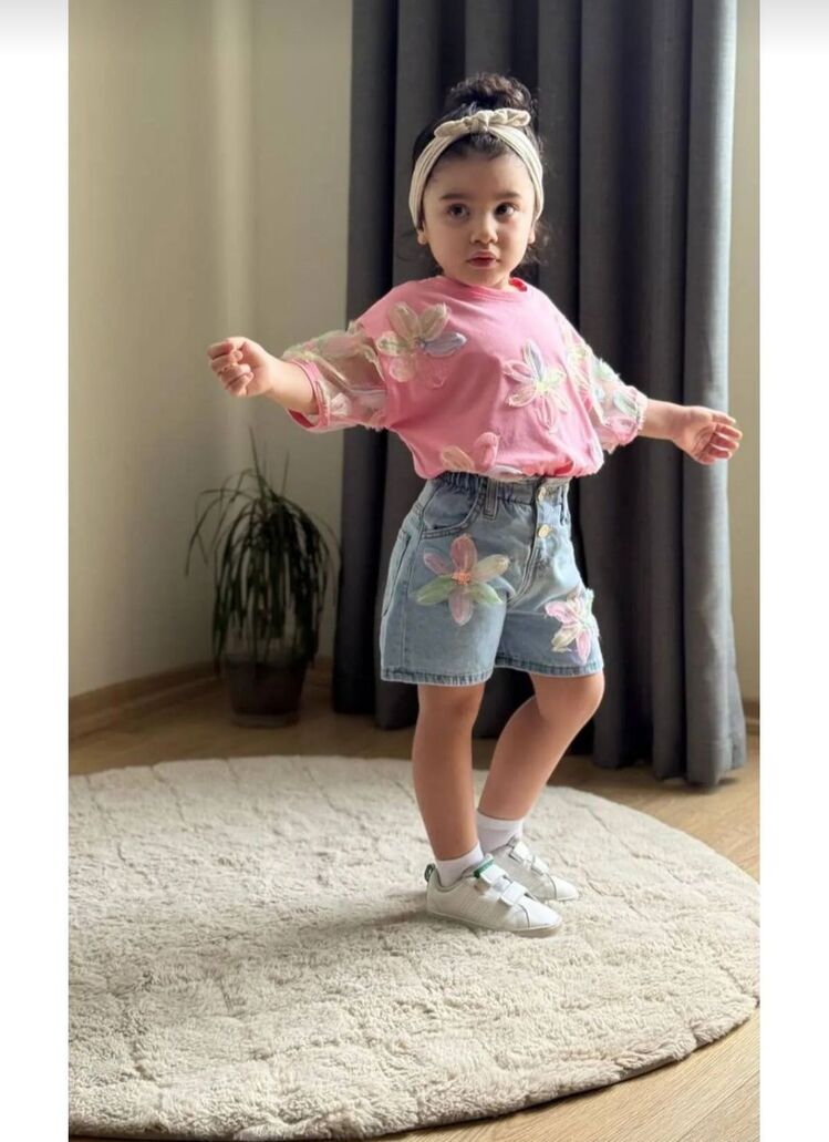 kız çocuk çiçek aplikeli kot şortlu takım 