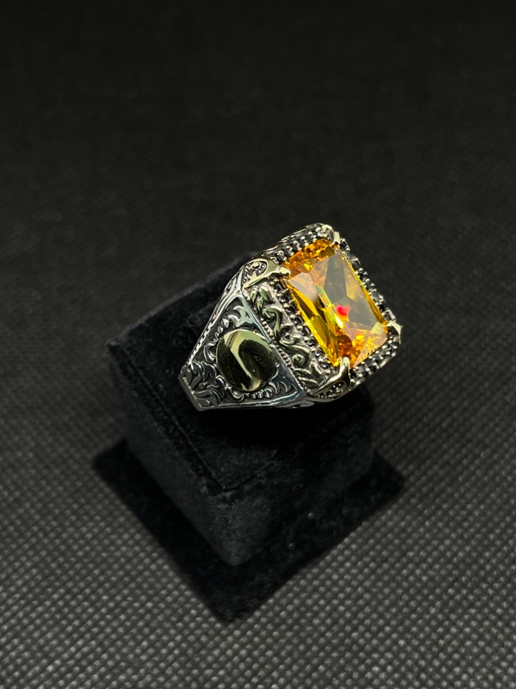 Gümüş Yüzük – Kehribar (Amber) Dikdörtgen Kesim Taşlı, Bronz Detaylı El