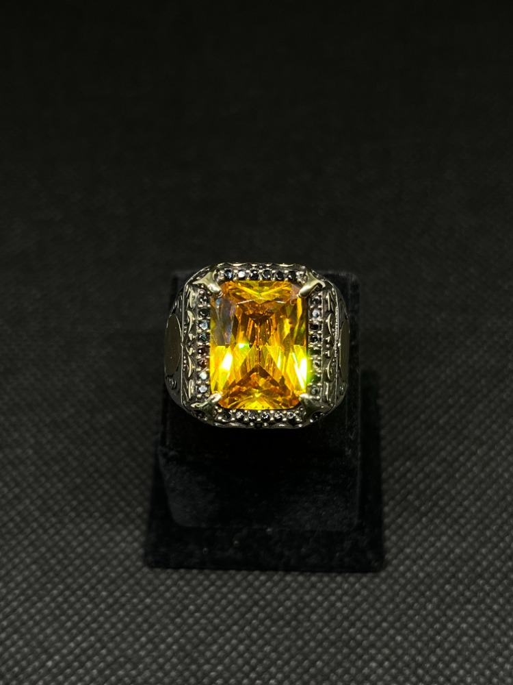 Gümüş Yüzük – Kehribar (Amber) Dikdörtgen Kesim Taşlı, Bronz Detaylı El