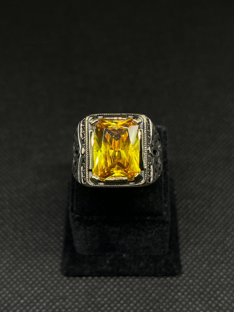 Gümüş Yüzük – Kehribar (Bal Tonu) Kare Kesim Taşlı, Bronz Detaylı El