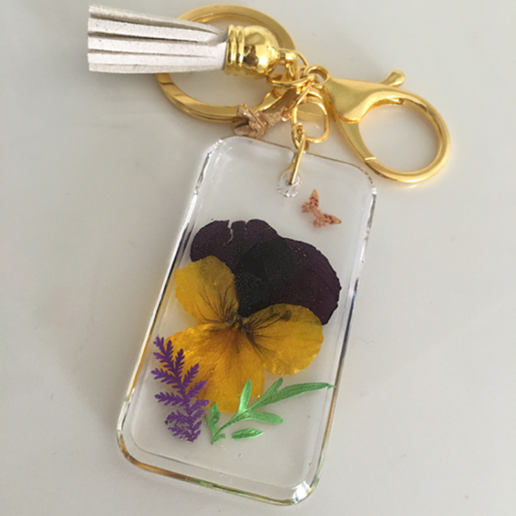 Elegance Doğal Menekşe Çiçekli Anahtarlık.