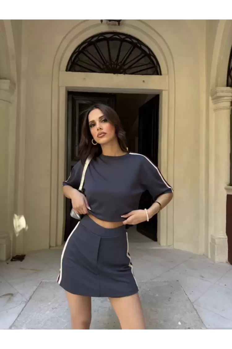 yumuşak dokulu Kumaş Parçalı Bisiklet Yaka T-shirt Mini Şortlu Etek İkili Takım - Füme