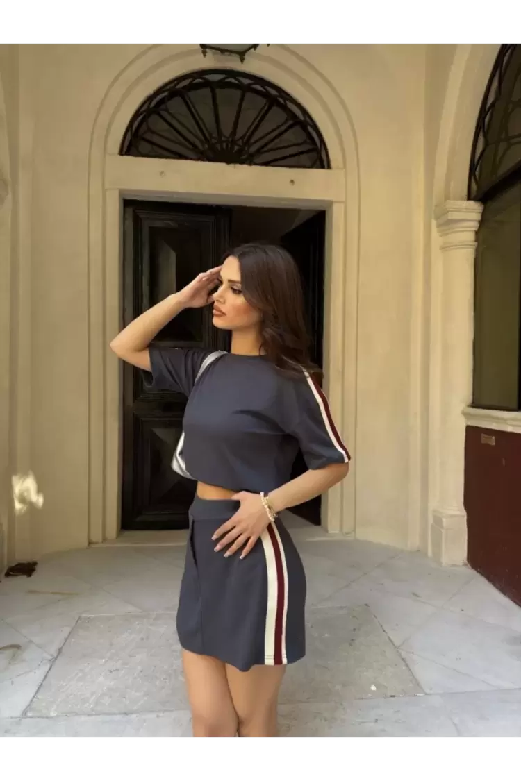 yumuşak dokulu Kumaş Parçalı Bisiklet Yaka T-shirt Mini Şortlu Etek İkili Takım - Füme