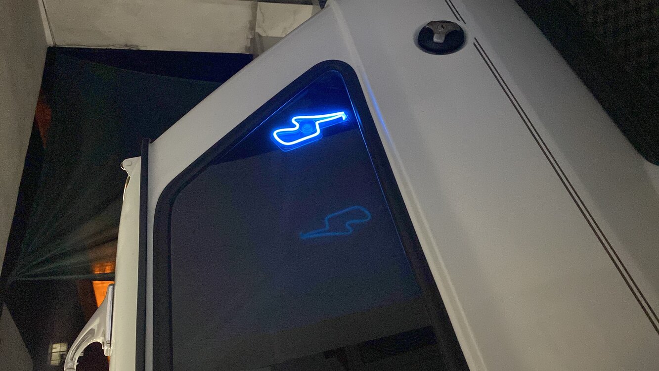 Araç Cam İçi Vantuzlu Neon LED (Şimşek Görüntüsü)