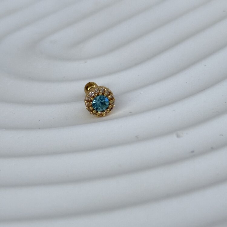 Tragus mavi zirkon taşlı cerrahi çeliktir.