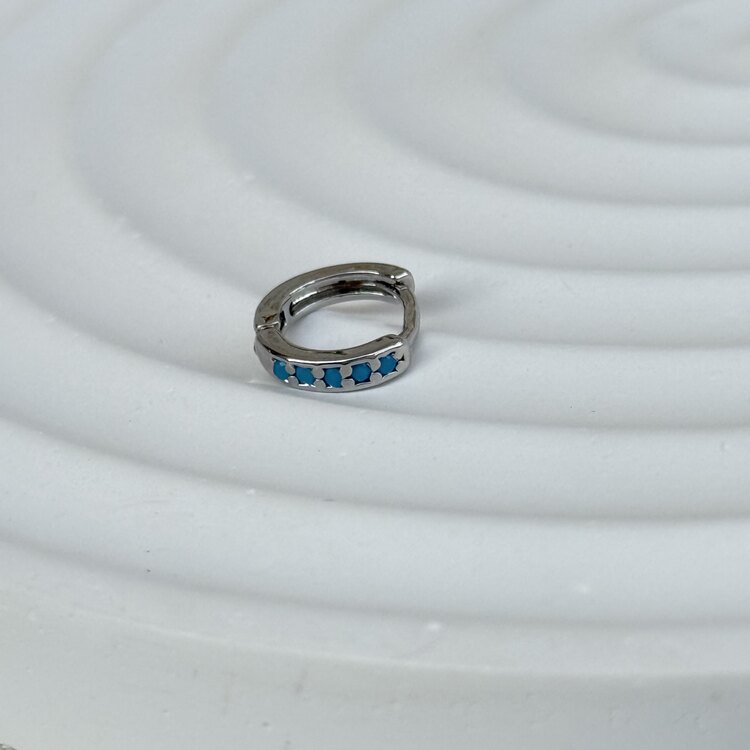 Tragus mavi cerrahi çeliktir.