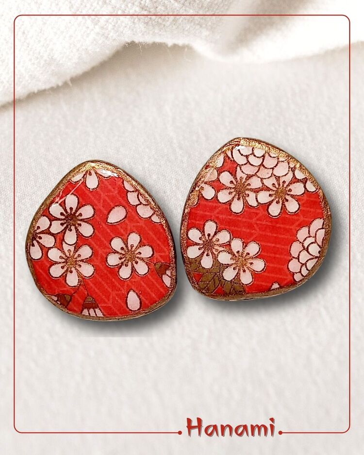 Akari Koleksiyonu Hanami Seri Sakura Motifli Kırmızı Polimer Kil Küpe 