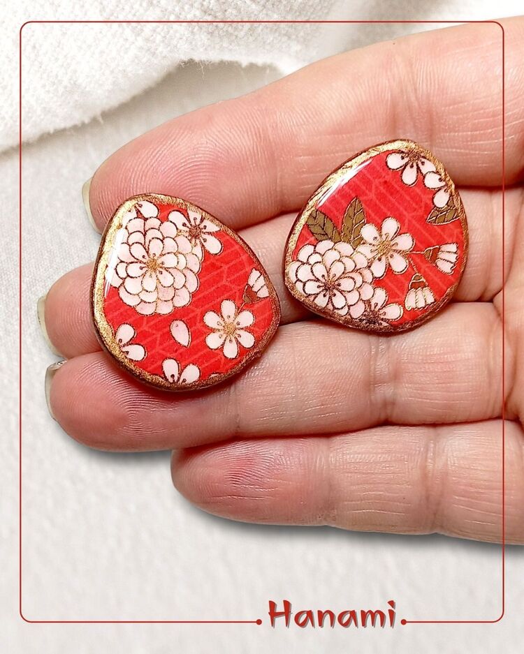 Akari Koleksiyonu Hanami Seri Sakura Motifli Kırmızı Polimer Kil Küpe 