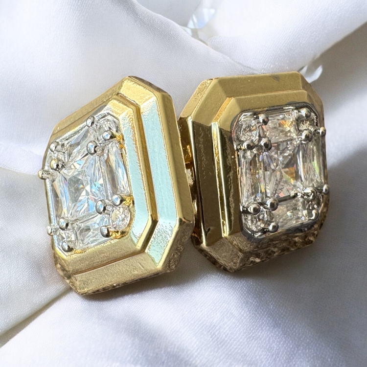 Zirkon Taşlı Gold küpeli 