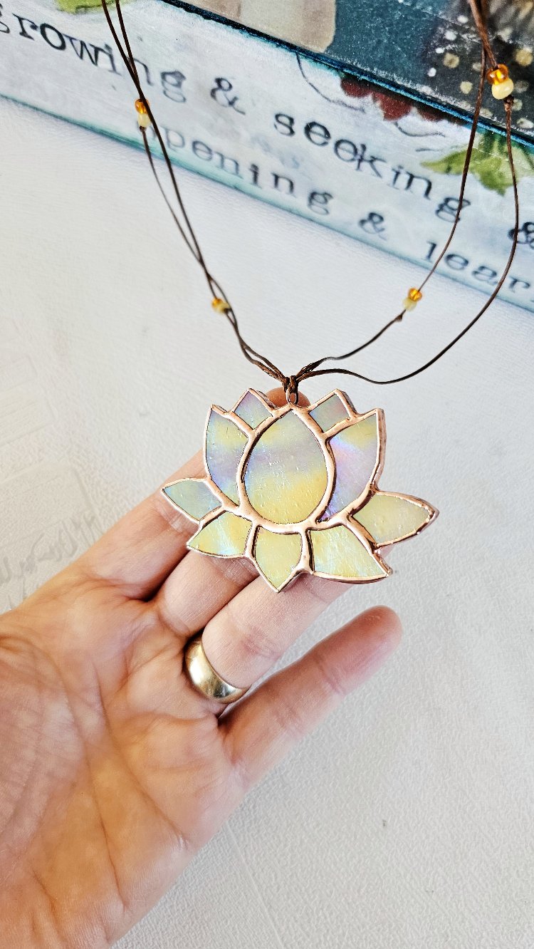 Sedefli Opal Lotus Kolye