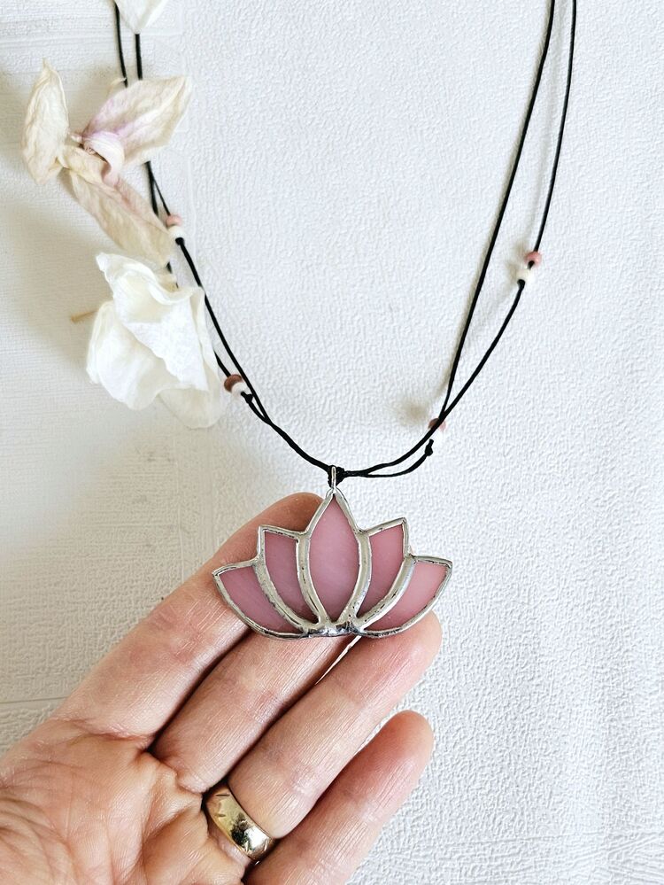 Pembe Lotus Kolye