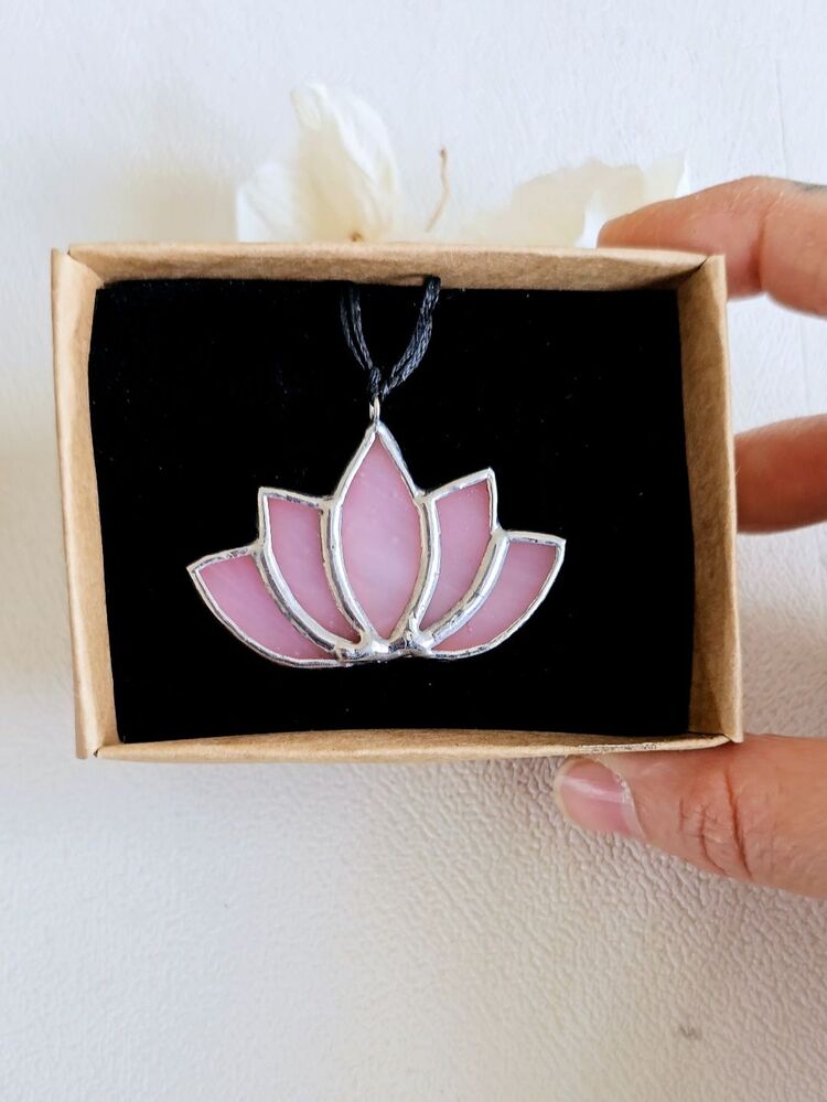 Pembe Lotus Kolye
