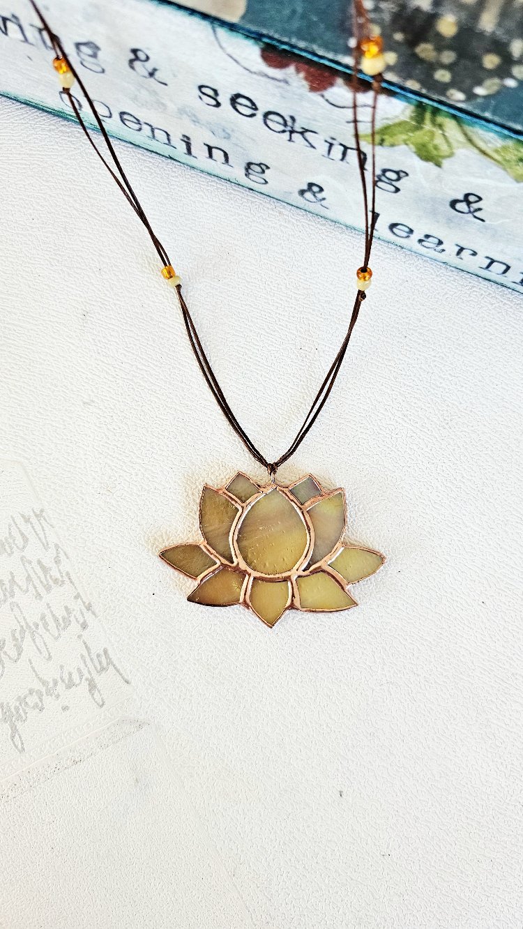 Sedefli Opal Lotus Kolye