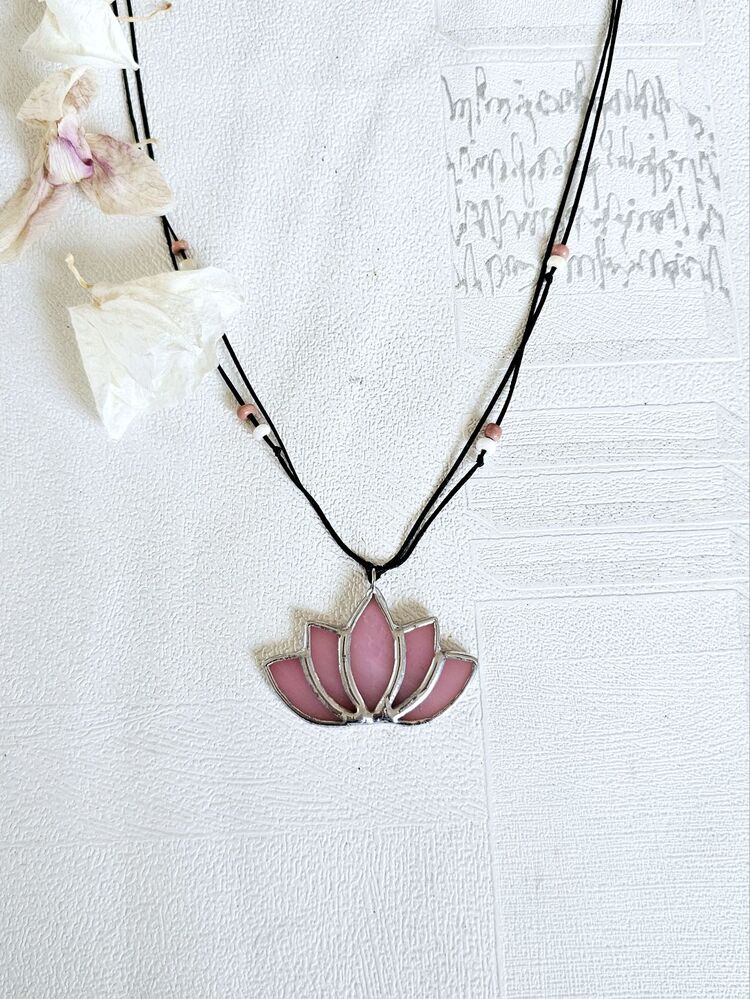 Pembe Lotus Kolye