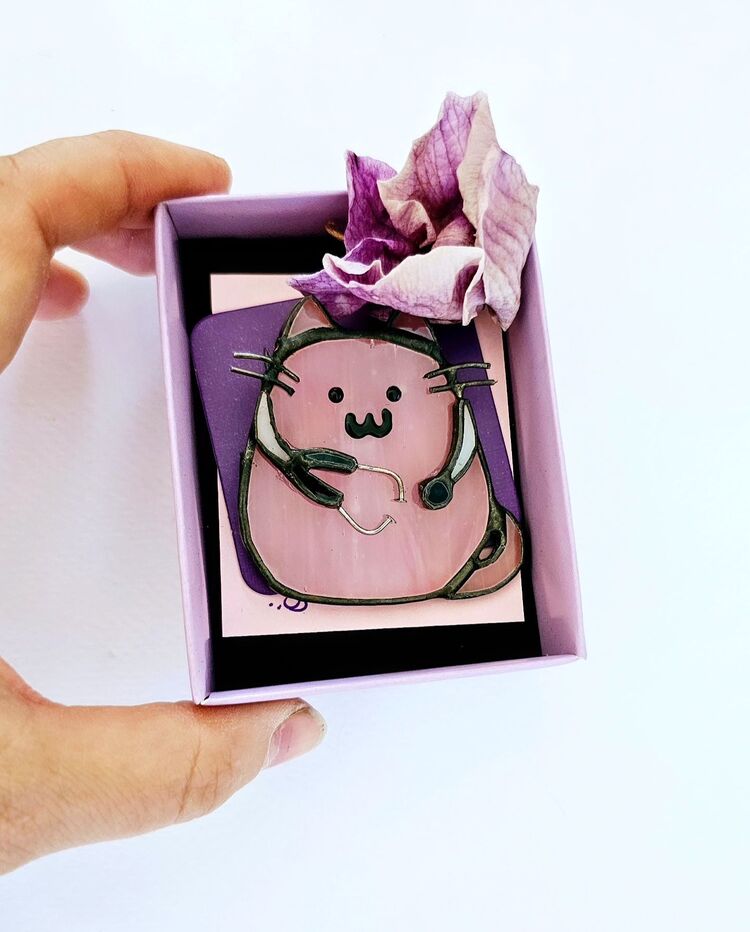 Pembe Doktor Kedi Broş