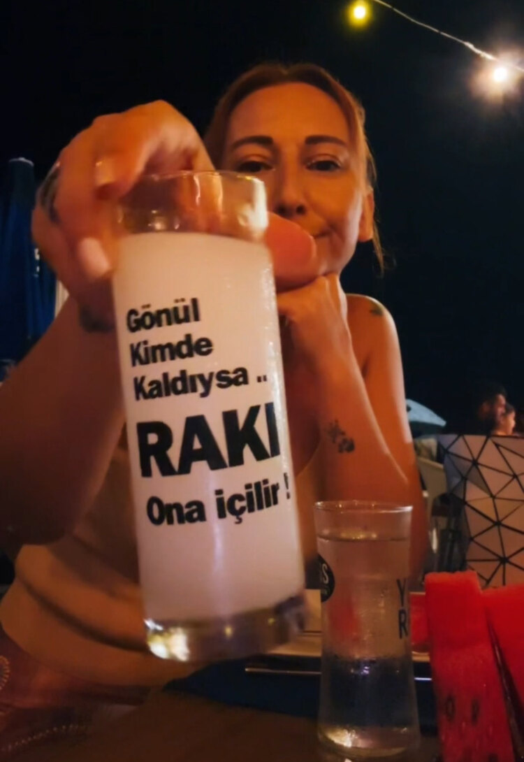 Gönül kimde kaldıysa rakı ona içilir ..