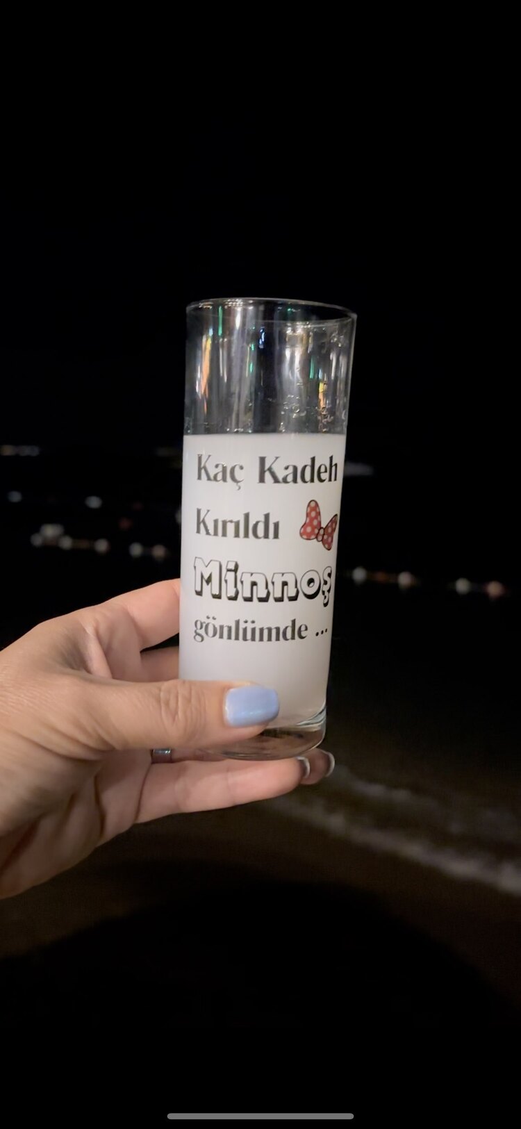 kaç kadeh kırıldı minnoş gönlümde ..