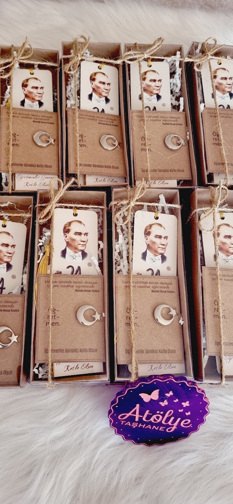 Broş, Ayraç Ve Çikolata