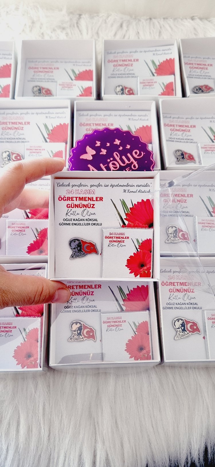 Kutuda Broş ve Çikolata (Adet Seçimi Yaparak Fiyat Bilgisi Öğrenebilirsiniz)