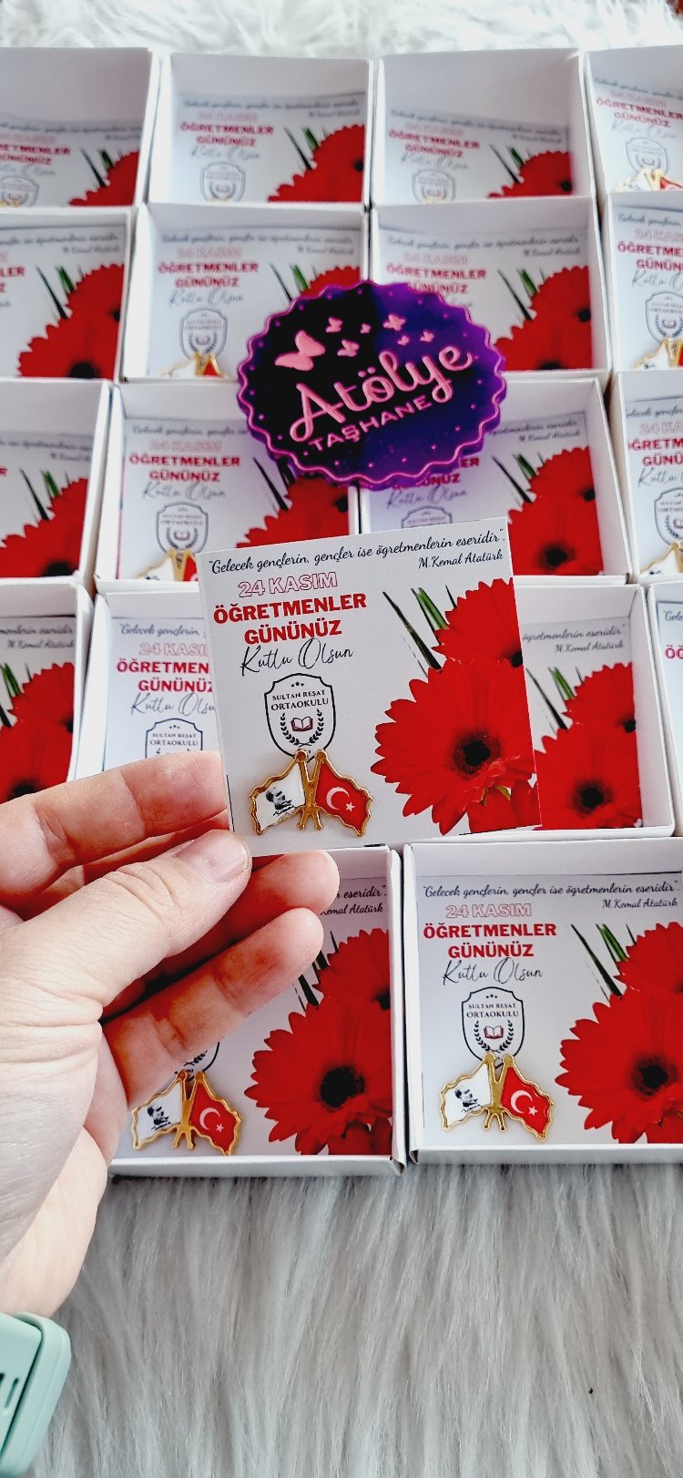 Kutuda Broş ve Çikolata (Adet Seçimi Yaparak Fiyat Bilgisi Öğrenebilirsiniz)