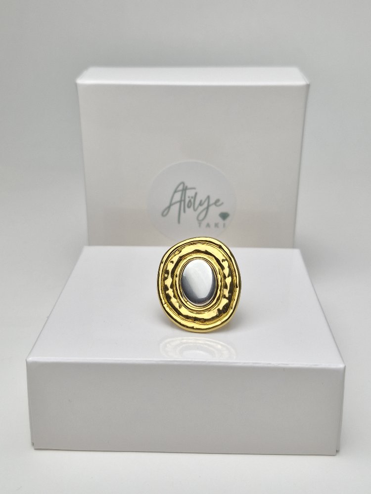 Oval kesim yüzük 