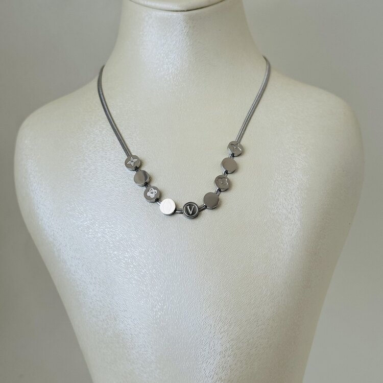 Çelik L.V detaylı silver kolye