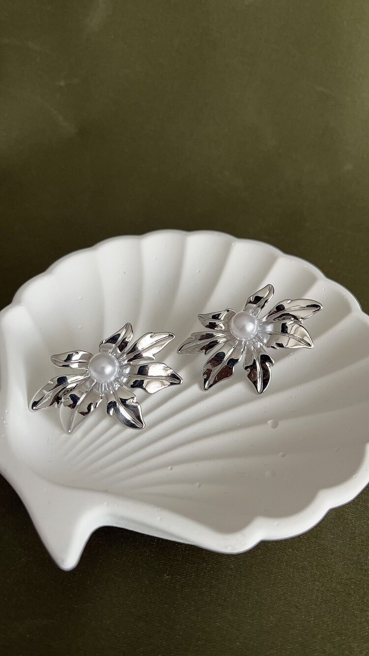 Silver ortası incili çiçek küpe