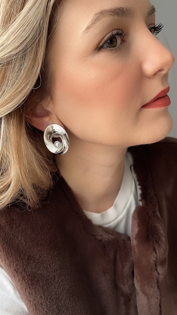 Silver Ortası incili oval küpe