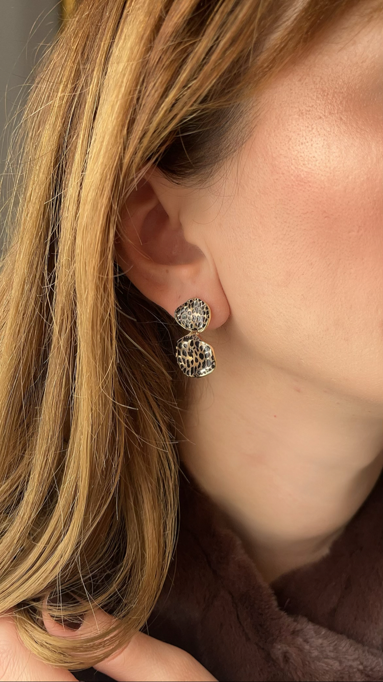 Sallantılı leopar küpe