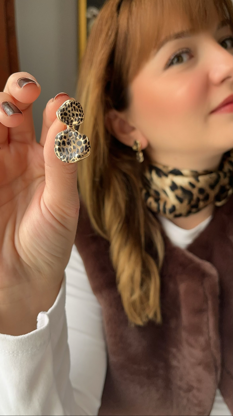 Sallantılı leopar küpe