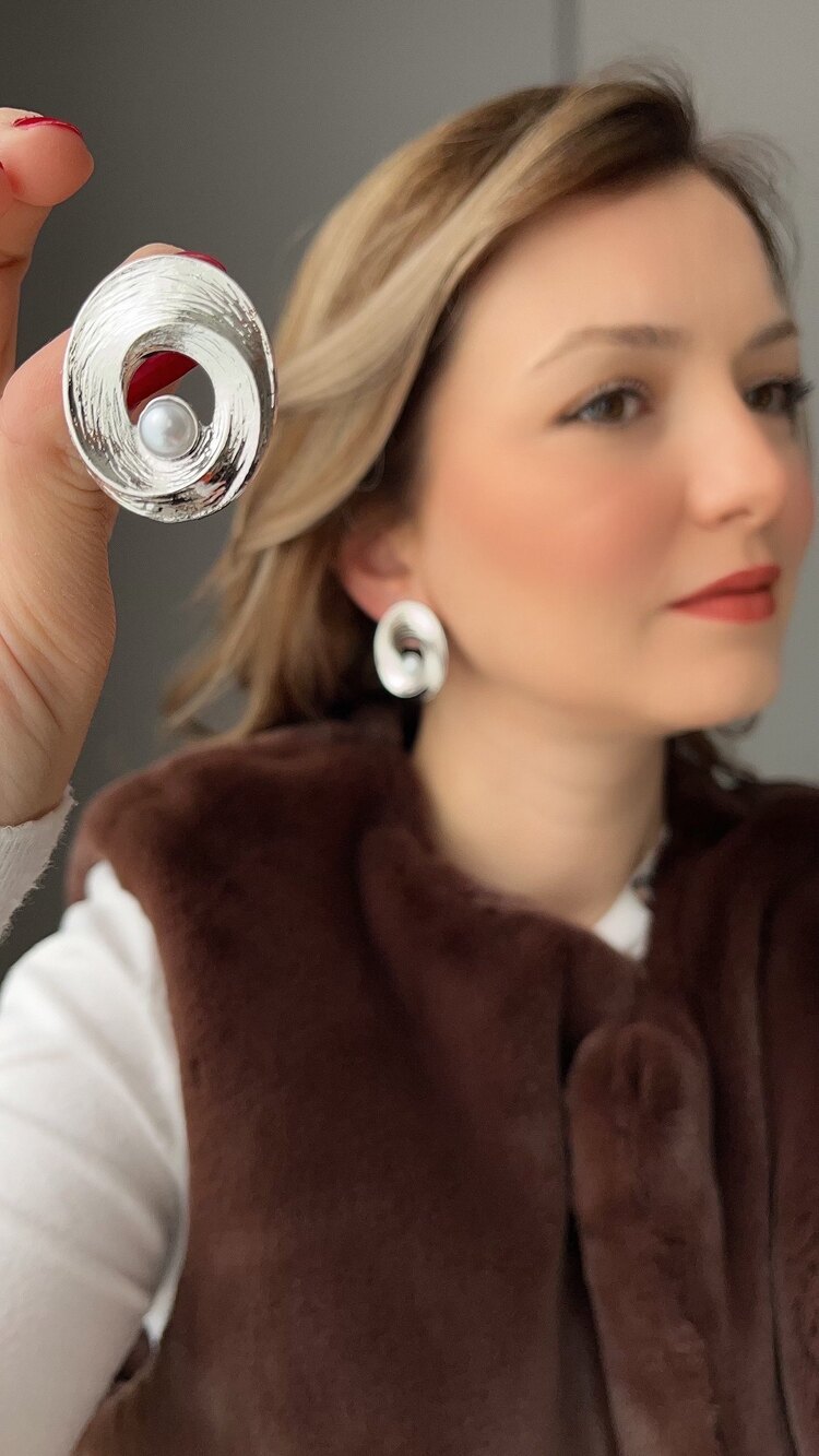 Silver Ortası incili oval küpe