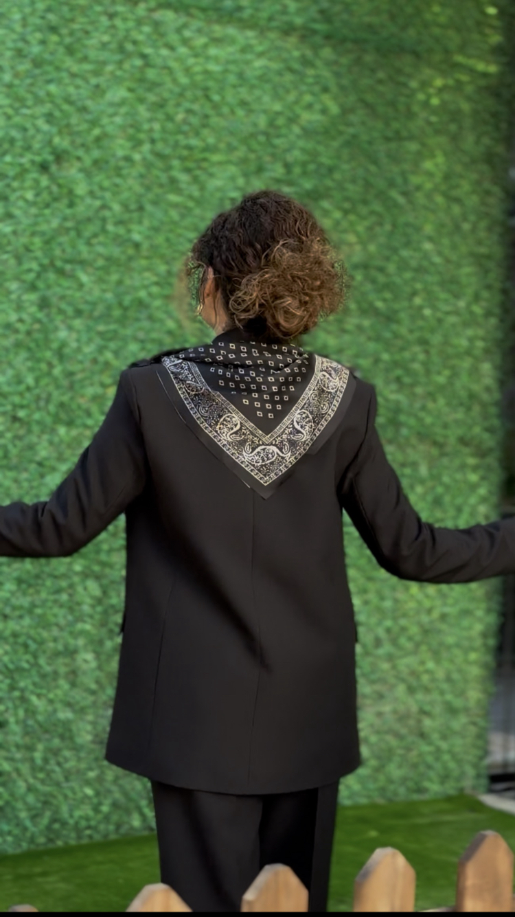 Fularlı klasik takım siyah