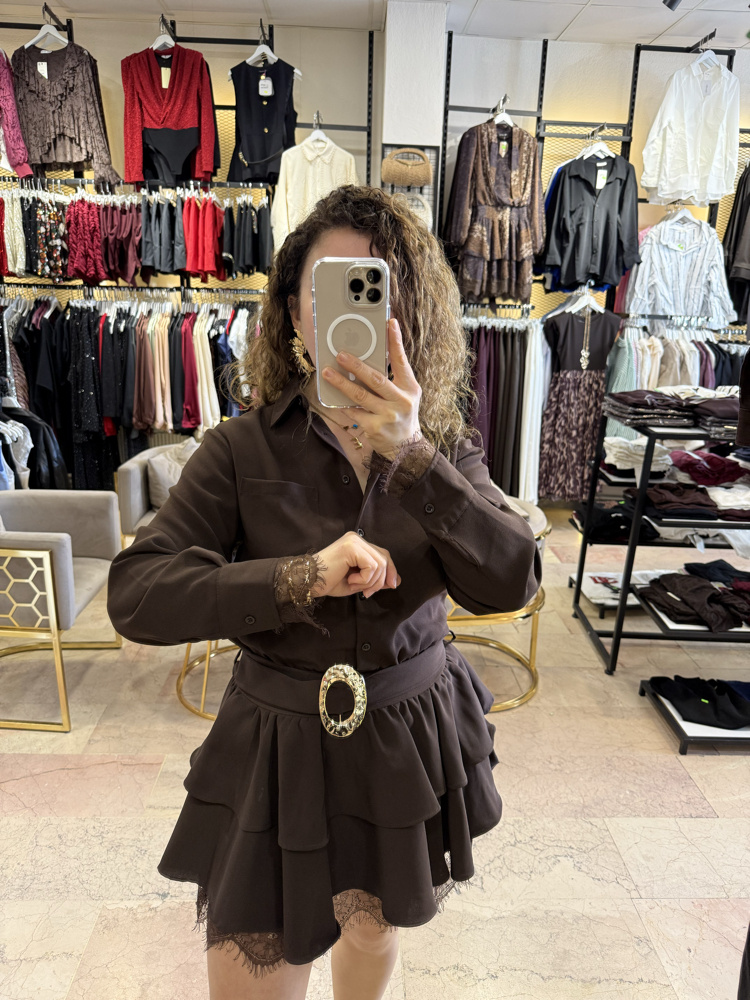 Kahve dantel detaylı kemerli elbise