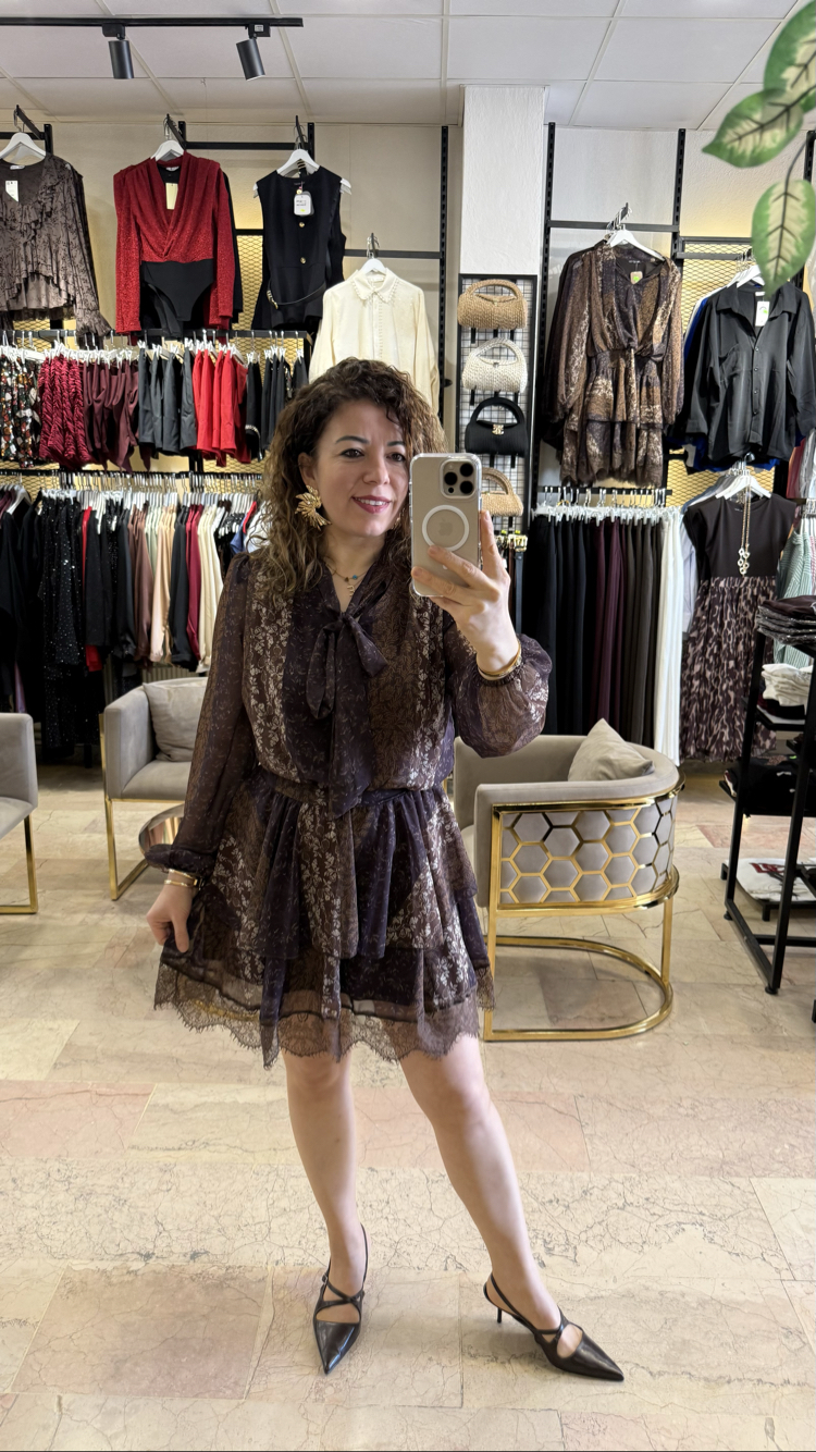 Kahve fularlı dantel detaylı elbise