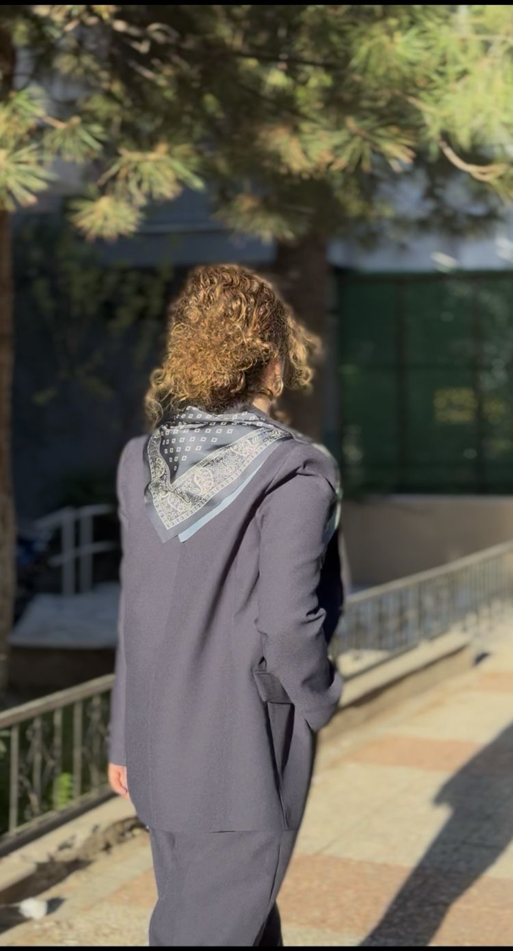Fularlı klasik takım lacivert