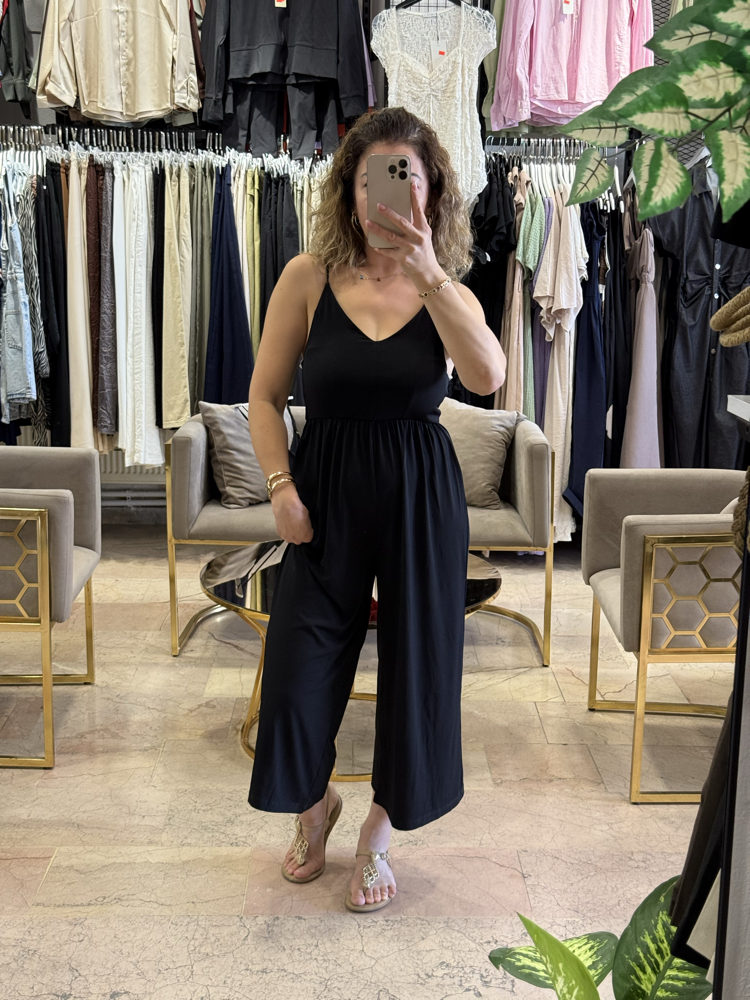 Siyah ip askılı tulum