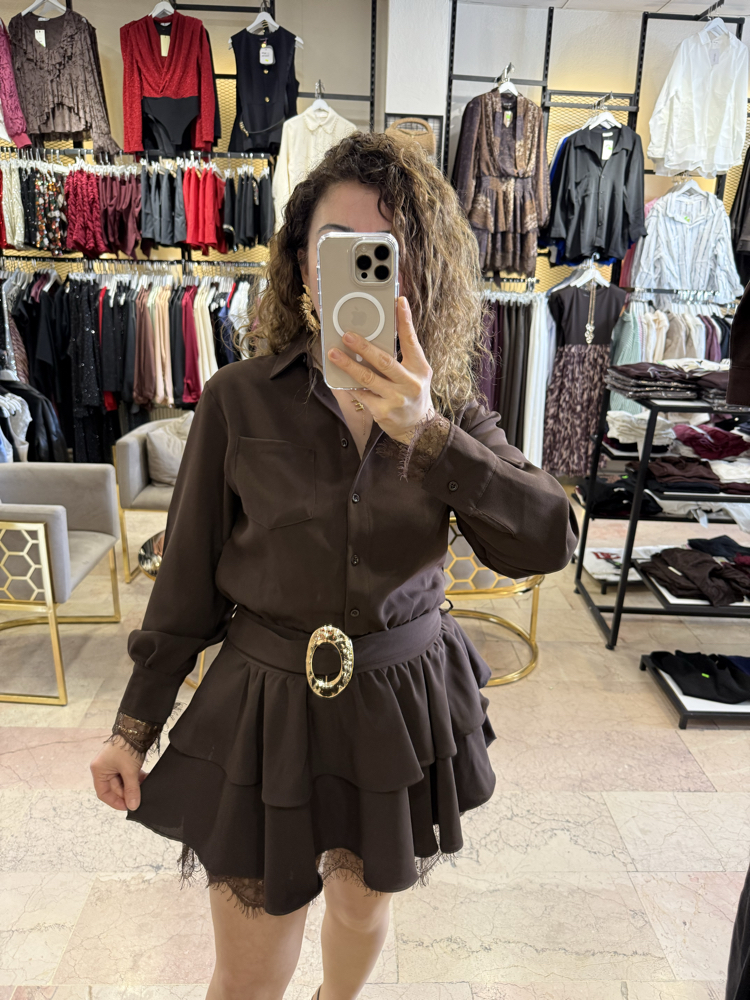Kahve dantel detaylı kemerli elbise