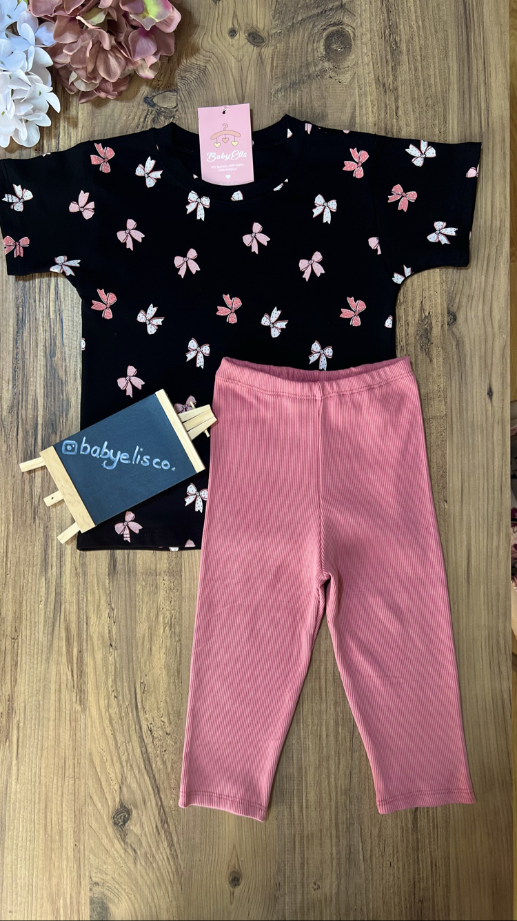 Siyah üzerine pembe fiyonk desenli t-shirt kaprili takım