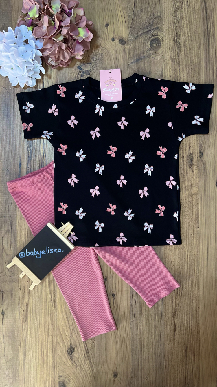 Siyah üzerine pembe fiyonk desenli t-shirt kaprili takım