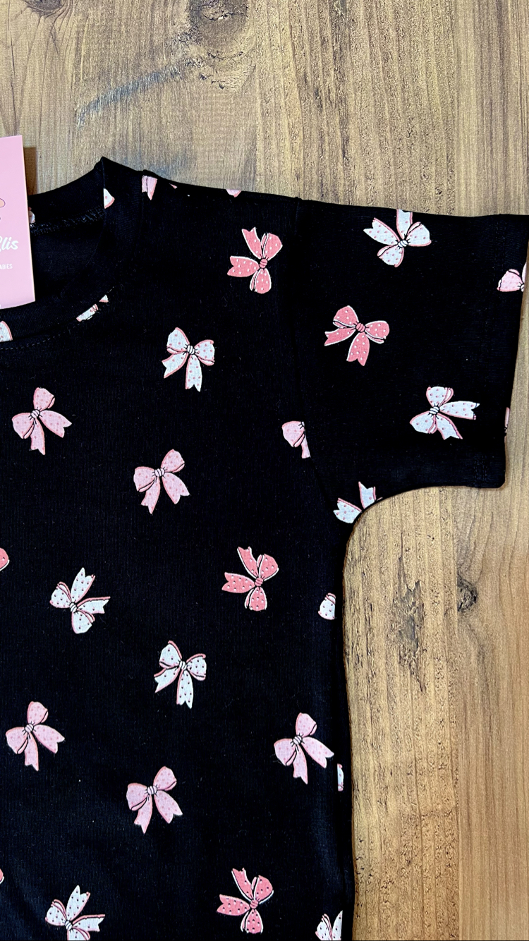 Siyah üzerine pembe fiyonk desenli t-shirt kaprili takım