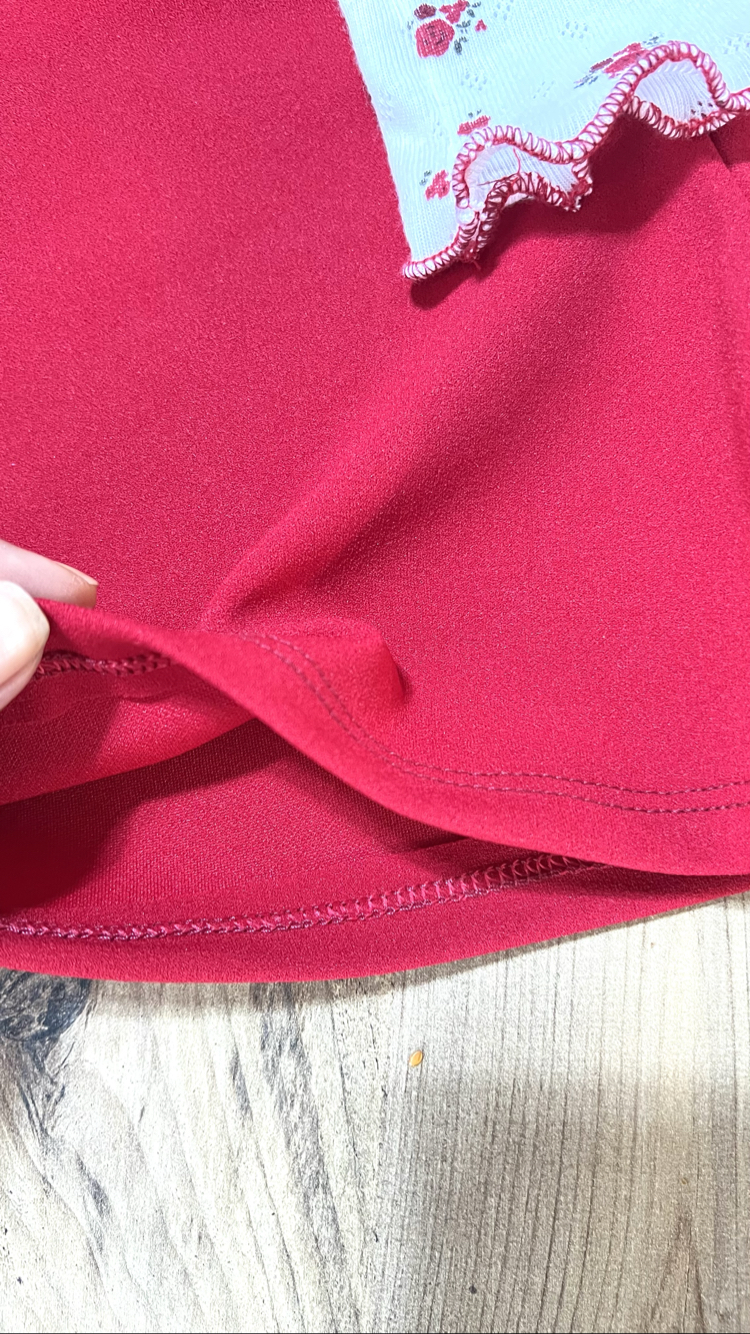 Kırmızı çiçekli t-shirt şortlu takım